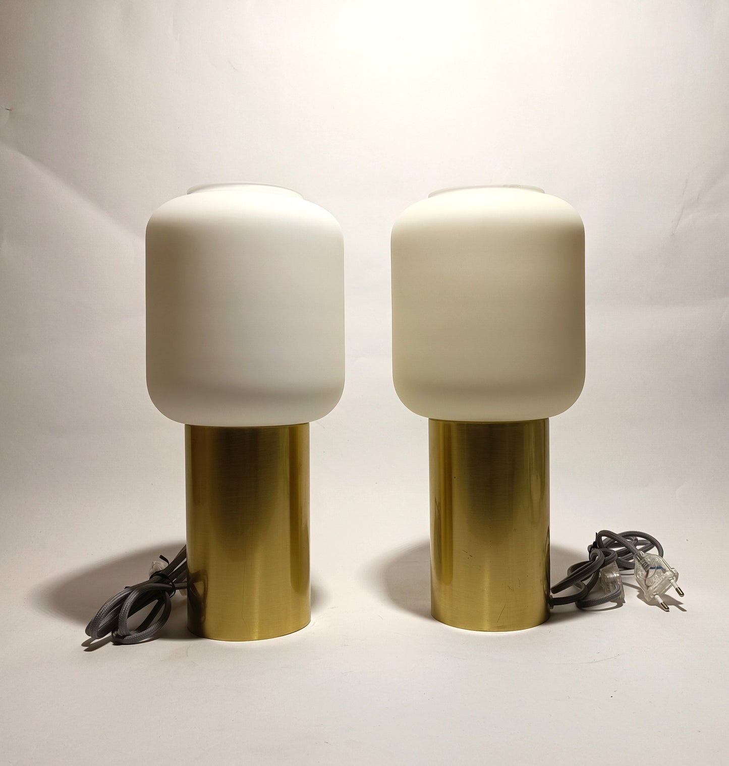 Candeeiro de mesa em vidro opalino e base em metal dourado