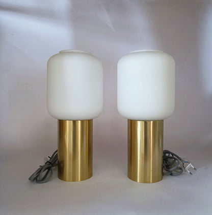 Candeeiro de mesa em vidro opalino e base em metal dourado