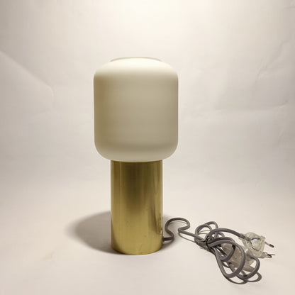 Candeeiro de mesa em vidro opalino e base em metal dourado