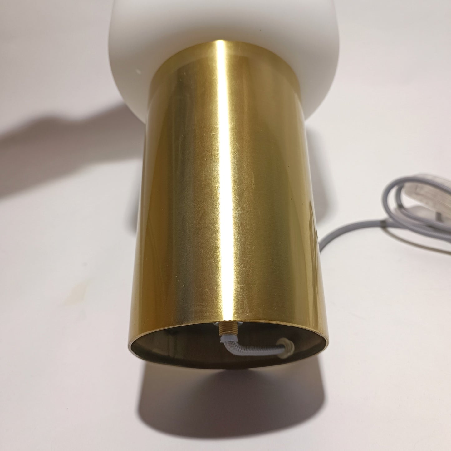 Candeeiro de mesa em vidro opalino e base em metal dourado