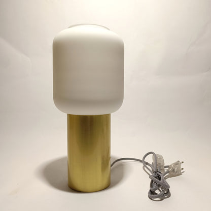 Candeeiro de mesa em vidro opalino e base em metal dourado