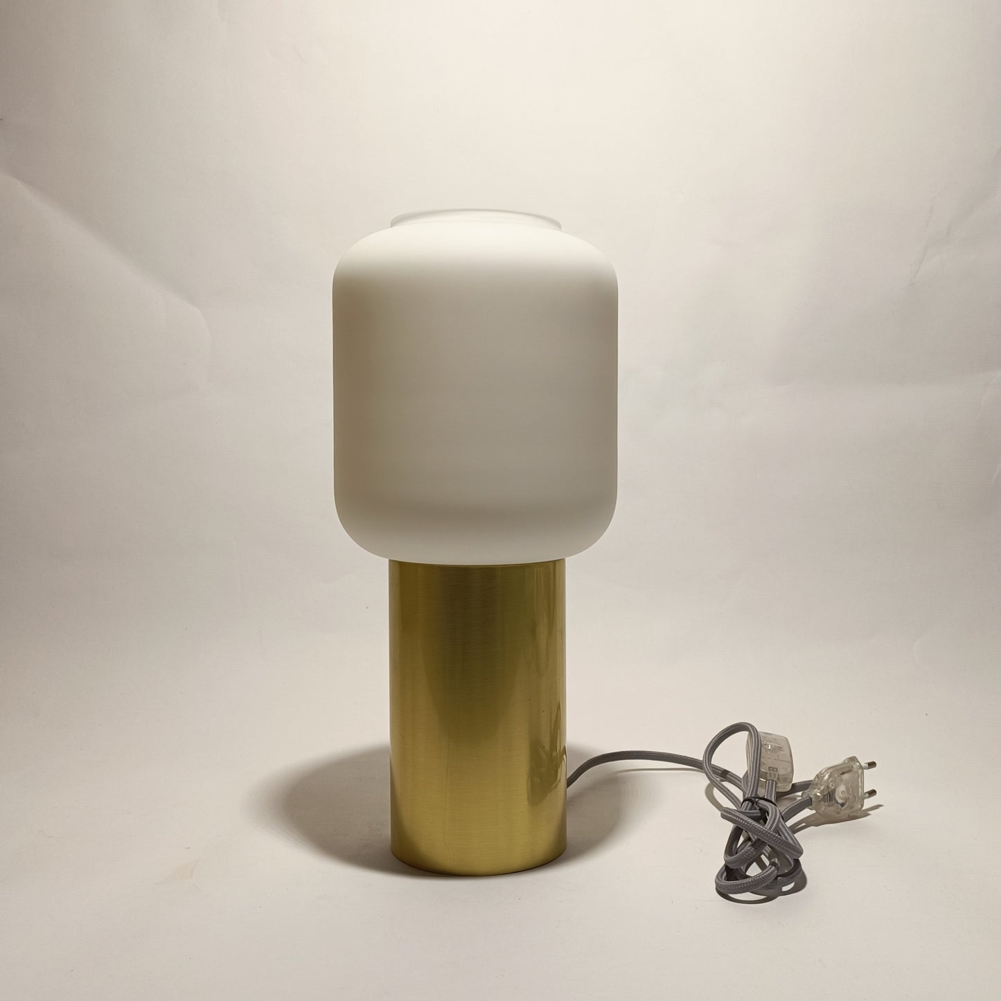 Candeeiro de mesa em vidro opalino e base em metal dourado