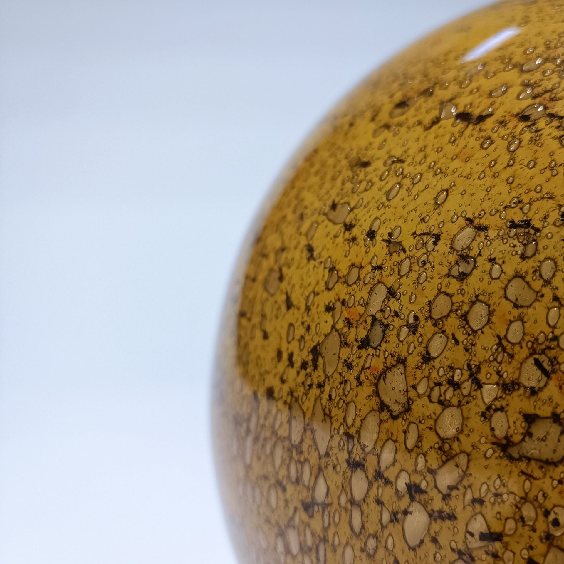 Abajur Esfera Vidro Artesanal Volkano Âmbar Dourado