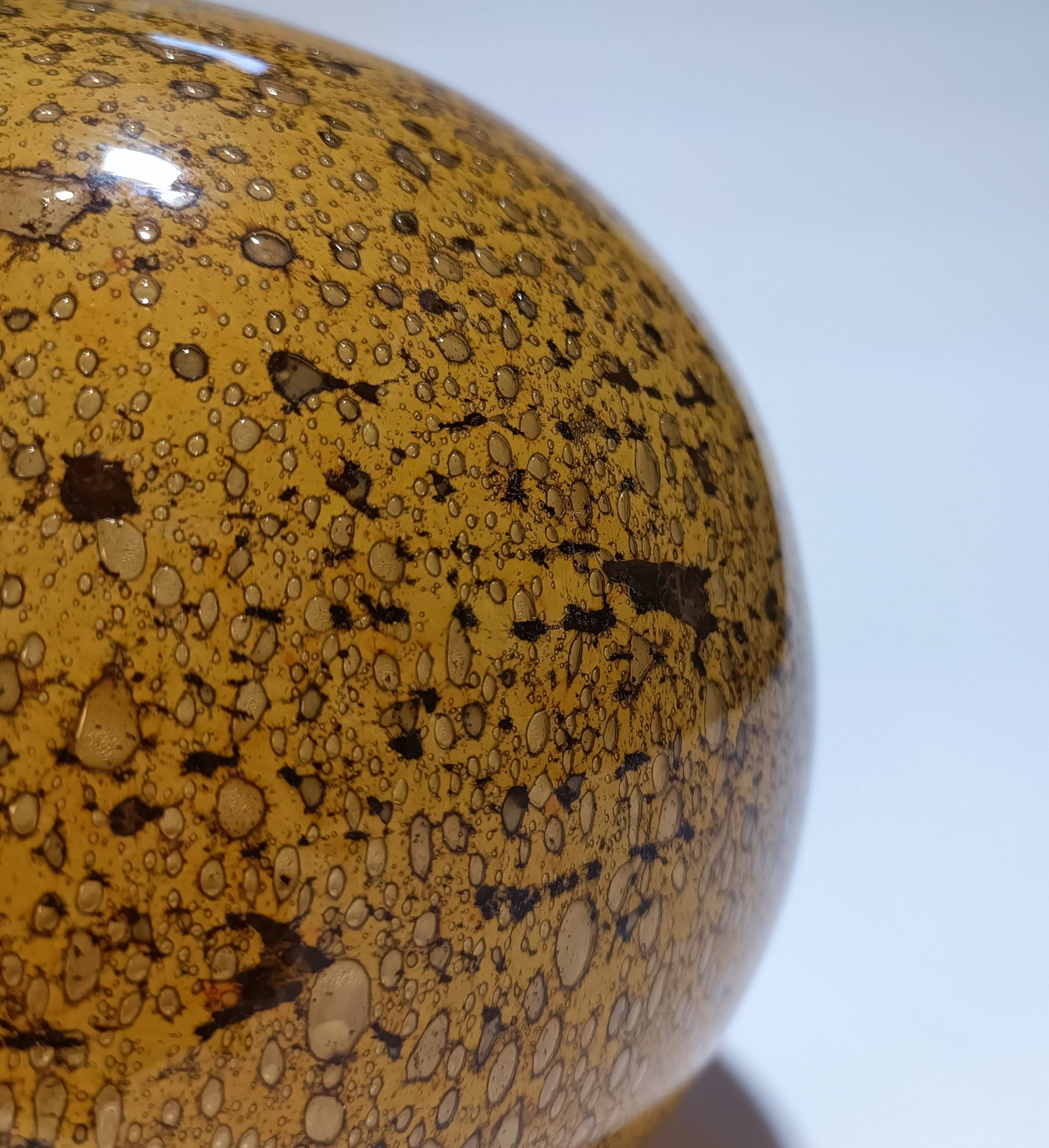 Abajur Esfera Vidro Artesanal Volkano Âmbar Dourado