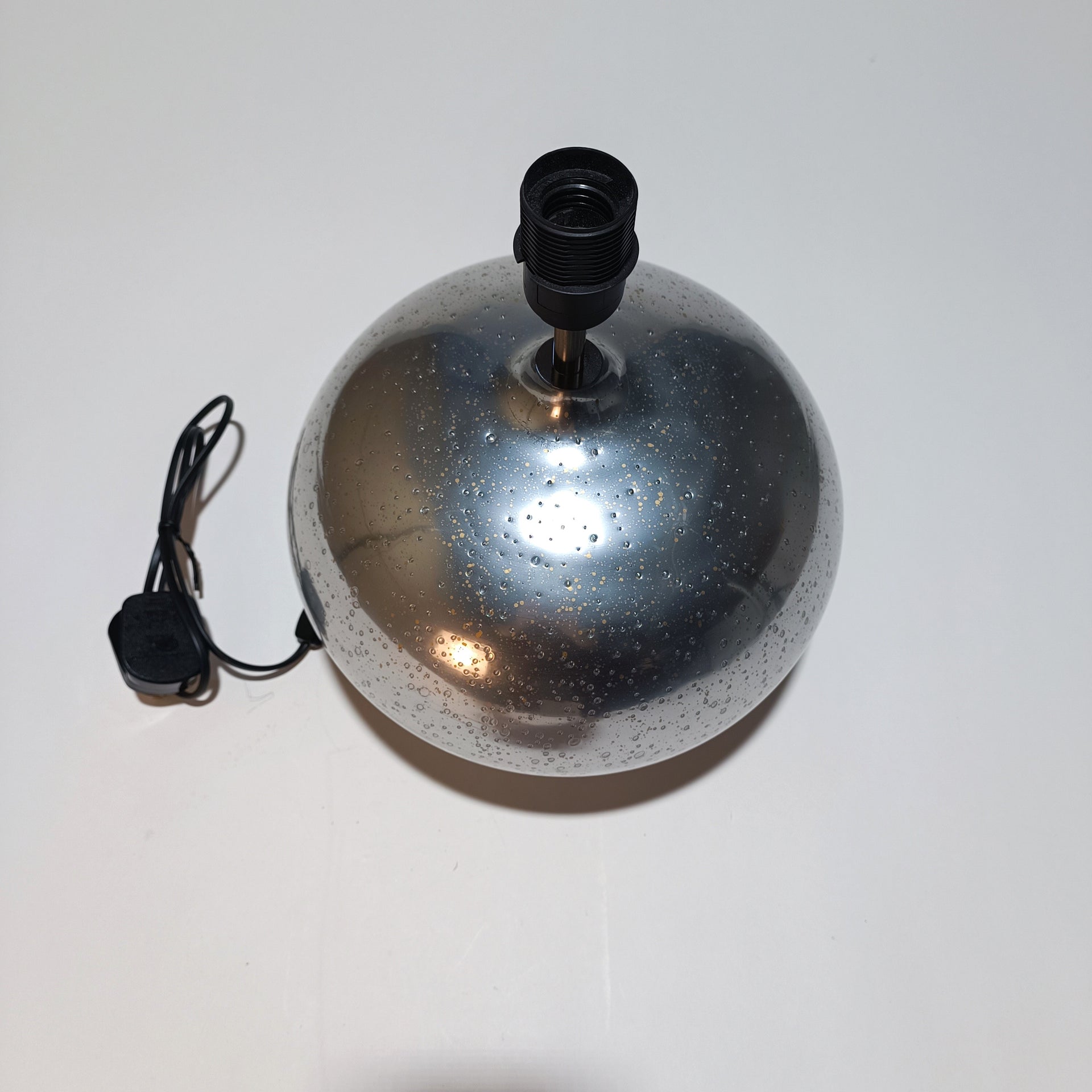 Lámpara de Mesa de Cristal con Burbujas – Base Ovalada Plateada
