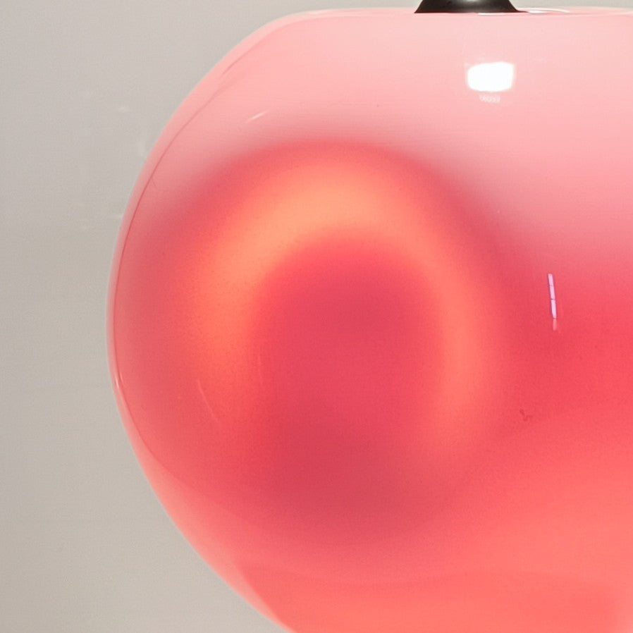 Close-up van het koraalroze glas van de hanglamp, met licht- en transparantie-effect