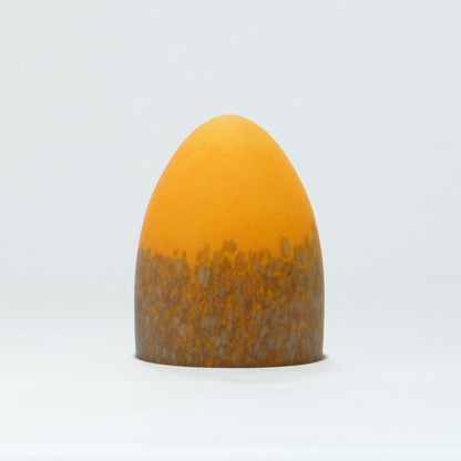 Lámpara de mesa con base metálica y pantalla de cristal de color.