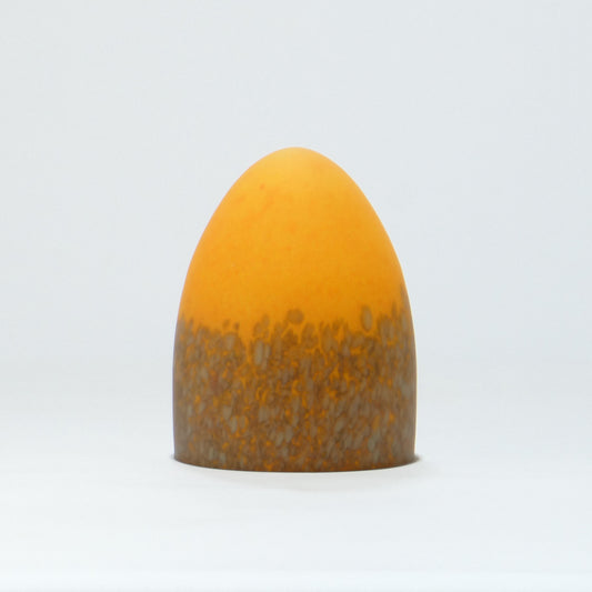 Lámpara de mesa con base metálica y pantalla de cristal de color.