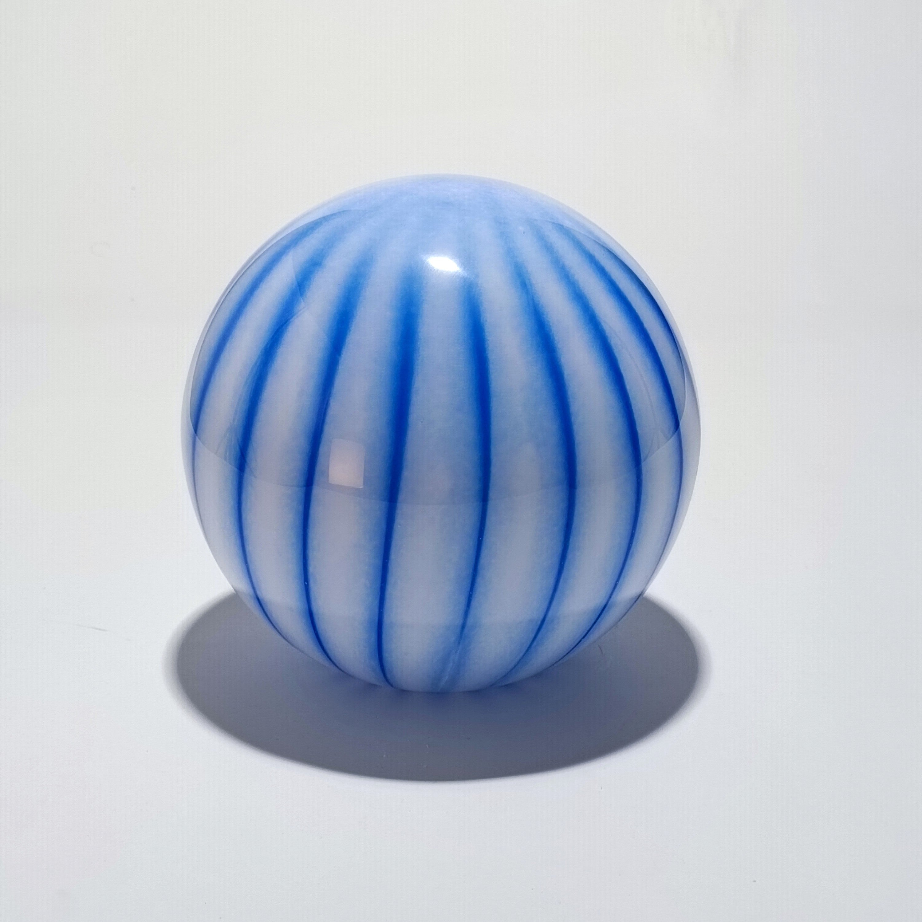 Candeeiro de Mesa Sem Fios em Vidro Opalino com Riscas Azuis — Ø 25 cm