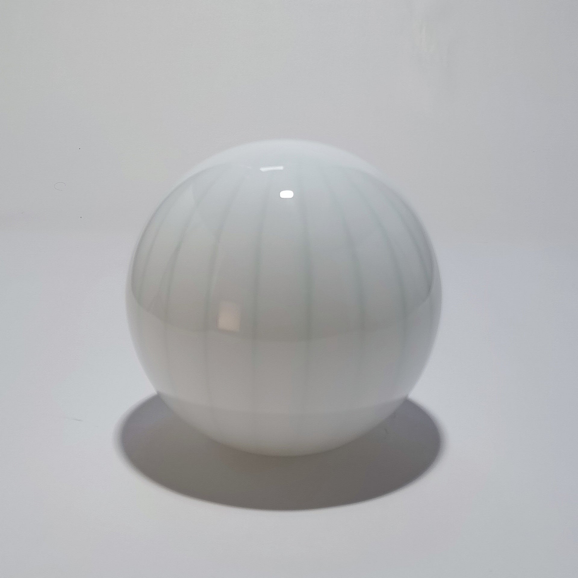 Lámpara de mesa inalámbrica de vidrio soplado — Azul claro con rayos | Ø 25 cm