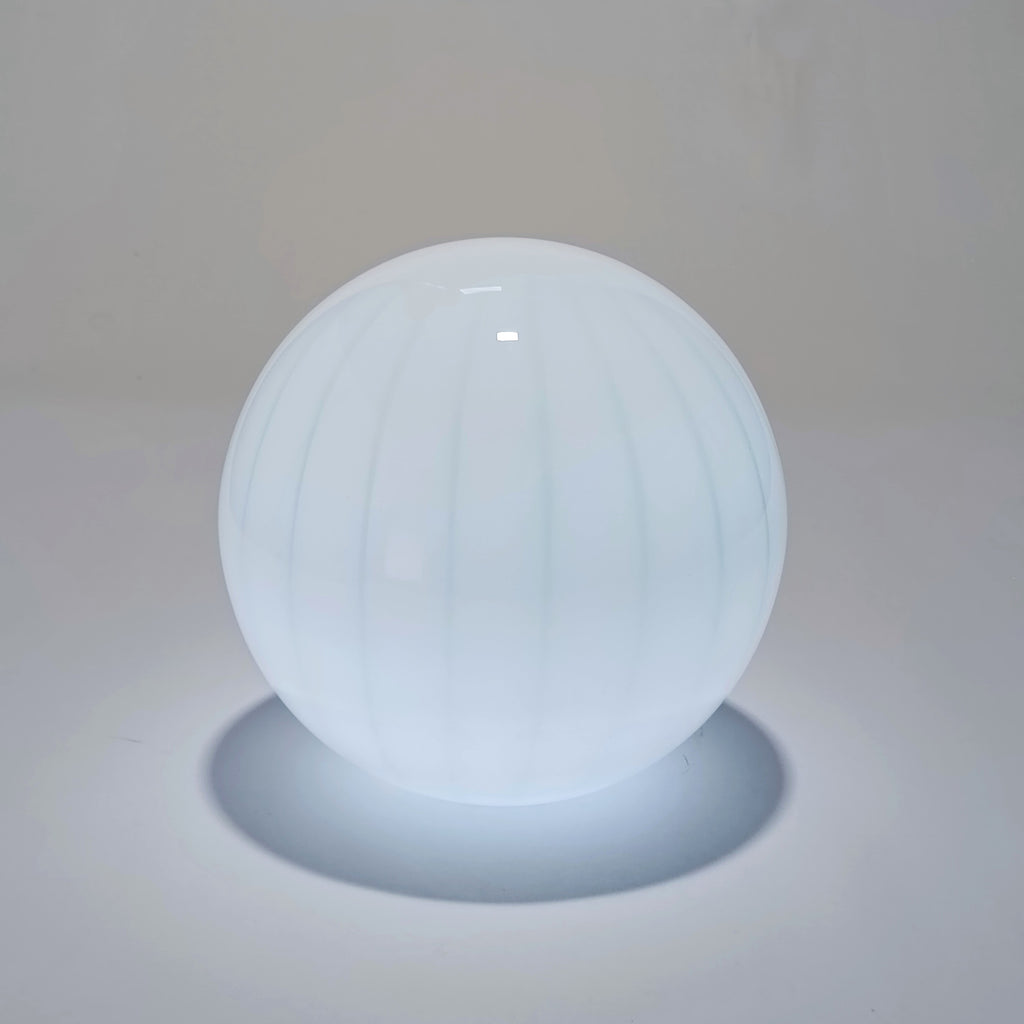 Candeeiro de Mesa Sem Fios em Vidro Soprado — Azul Claro Raiado | Ø 25 cm
