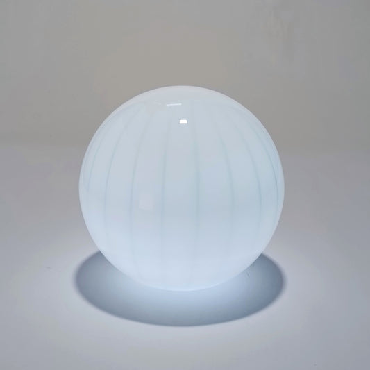 Lámpara de mesa inalámbrica de vidrio soplado — Azul claro con rayos | Ø 25 cm