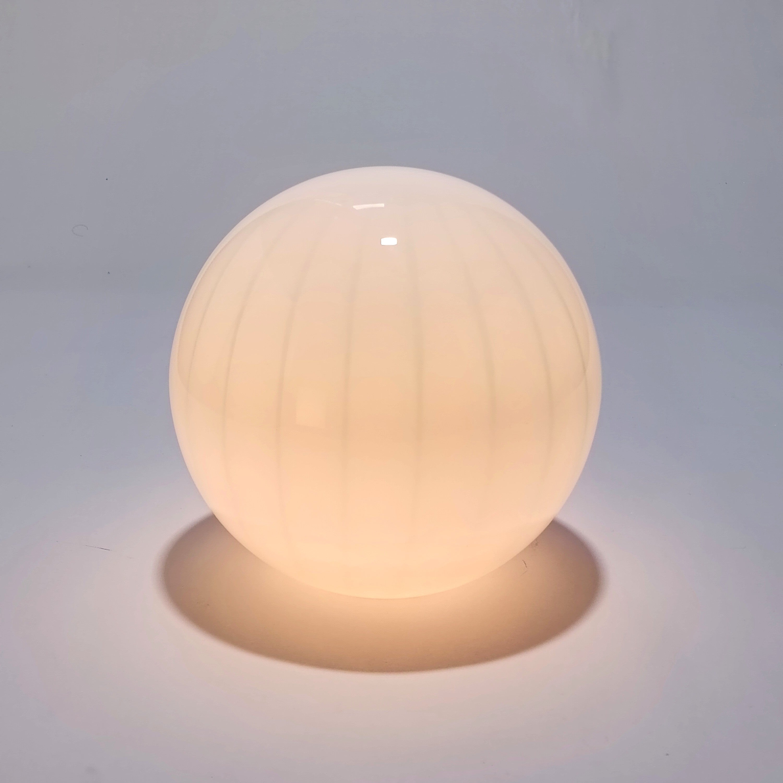 Candeeiro de Mesa Sem Fios em Vidro Soprado — Azul Claro Raiado | Ø 25 cm