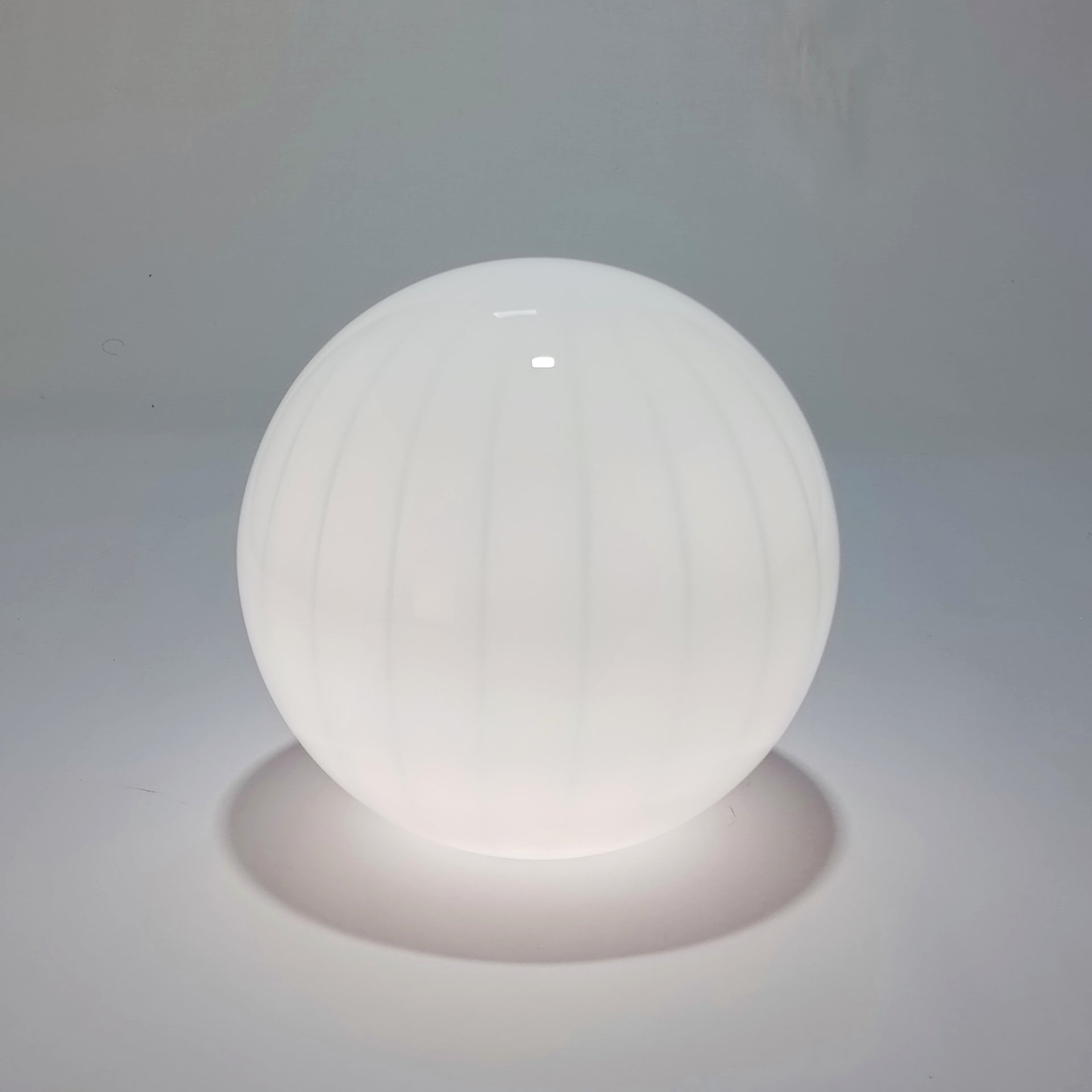 Lámpara de mesa inalámbrica de vidrio soplado — Azul claro con rayos | Ø 25 cm