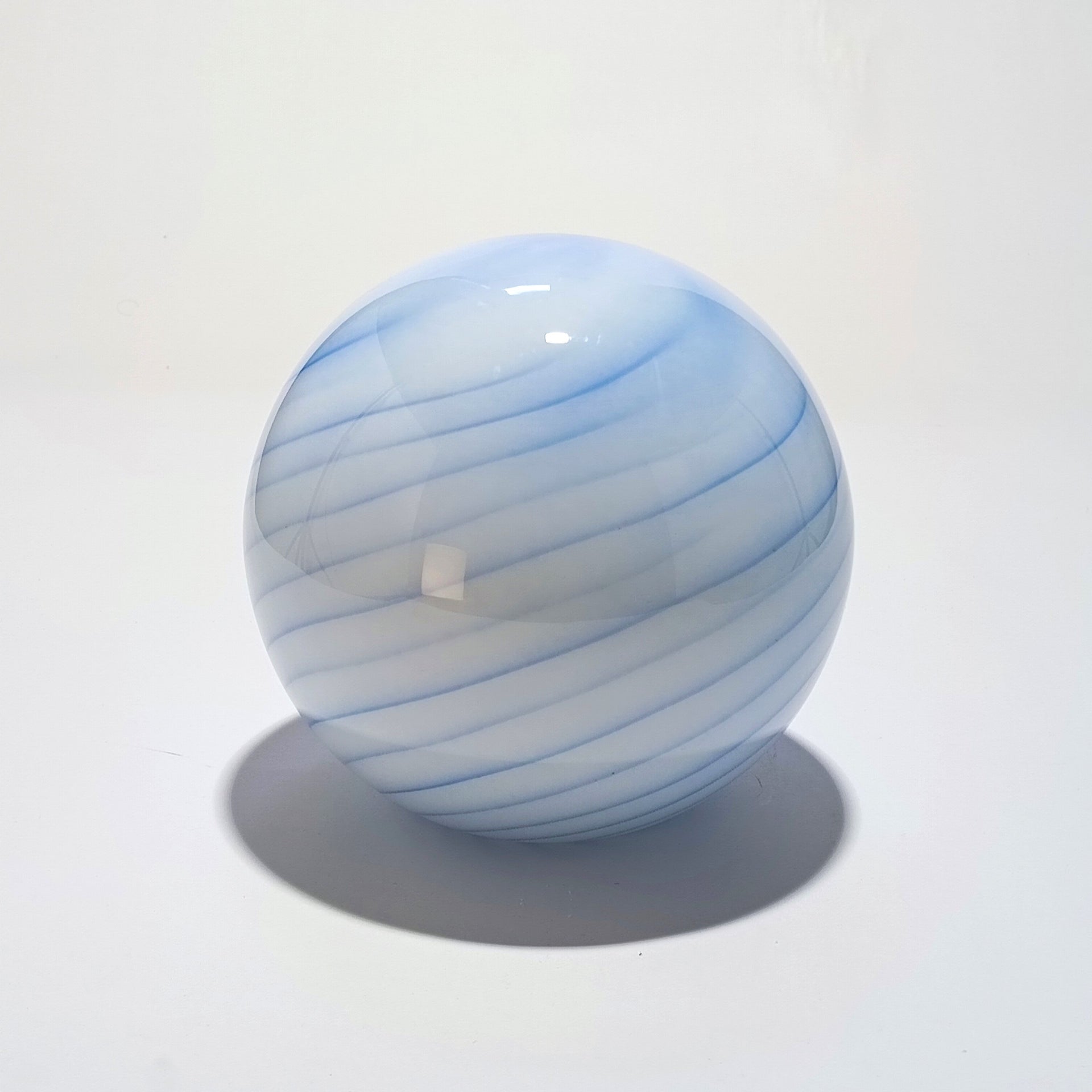 Lámpara de mesa inalámbrica de cristal opalino con espiral azul — Ø 25 cm