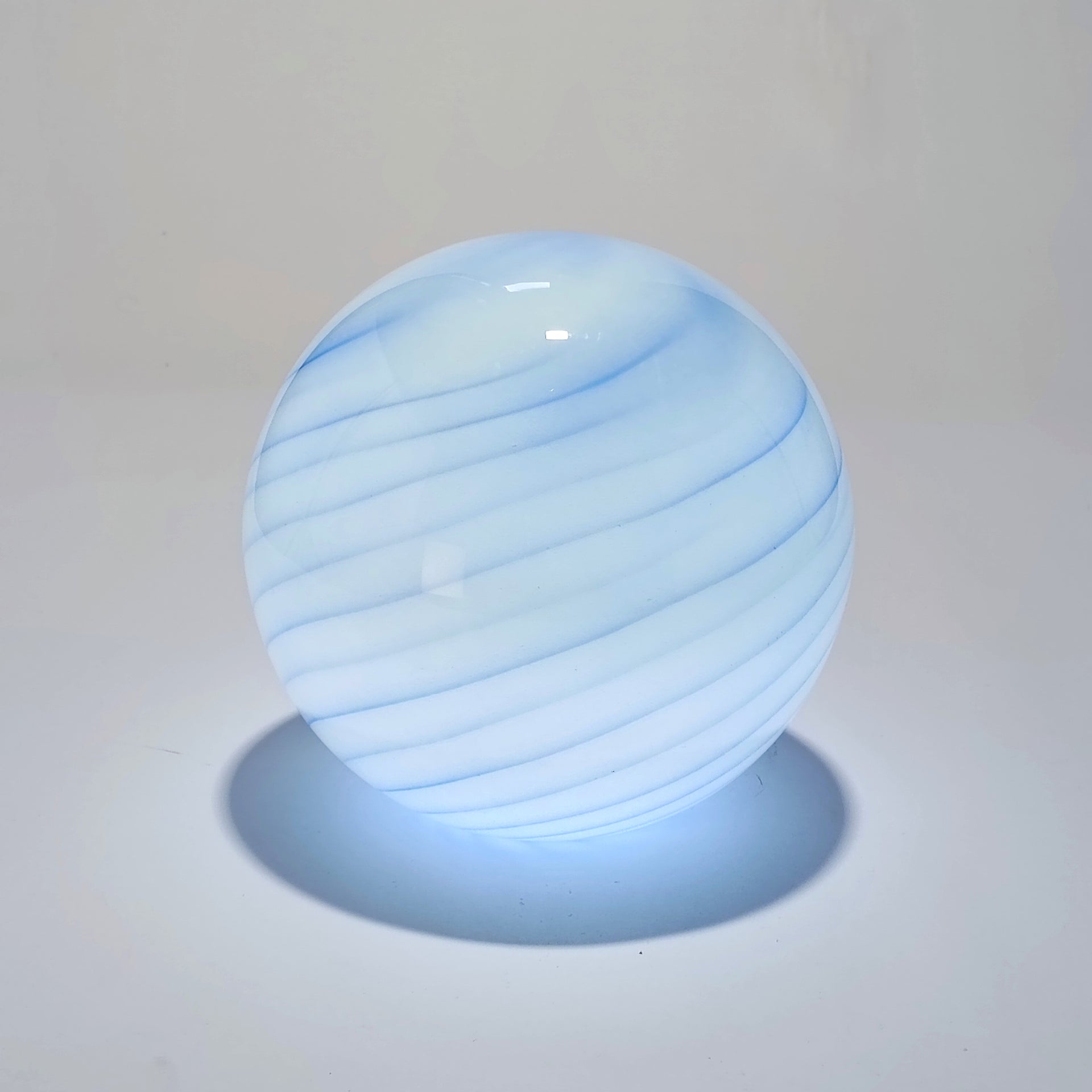Lámpara de mesa inalámbrica de cristal opalino con espiral azul — Ø 25 cm