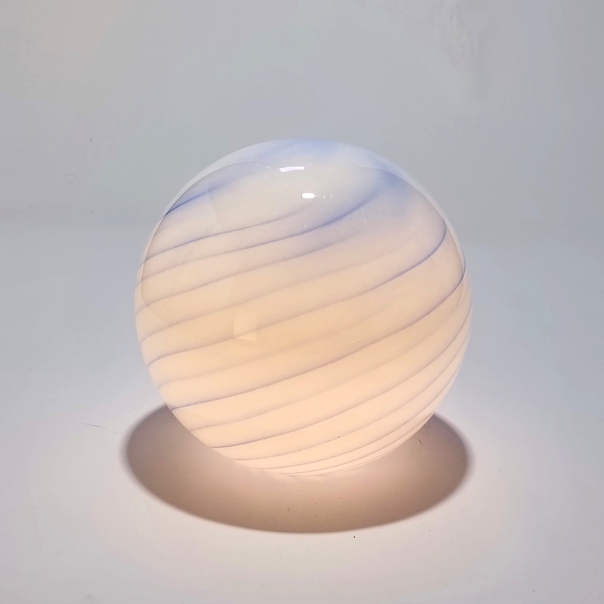 Lámpara de mesa inalámbrica de cristal opalino con espiral azul — Ø 25 cm