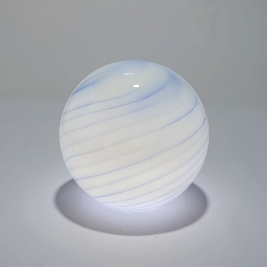 Candeeiro de Mesa Sem Fios em Vidro Opalino com Espiral Azul  — Ø 25 cm