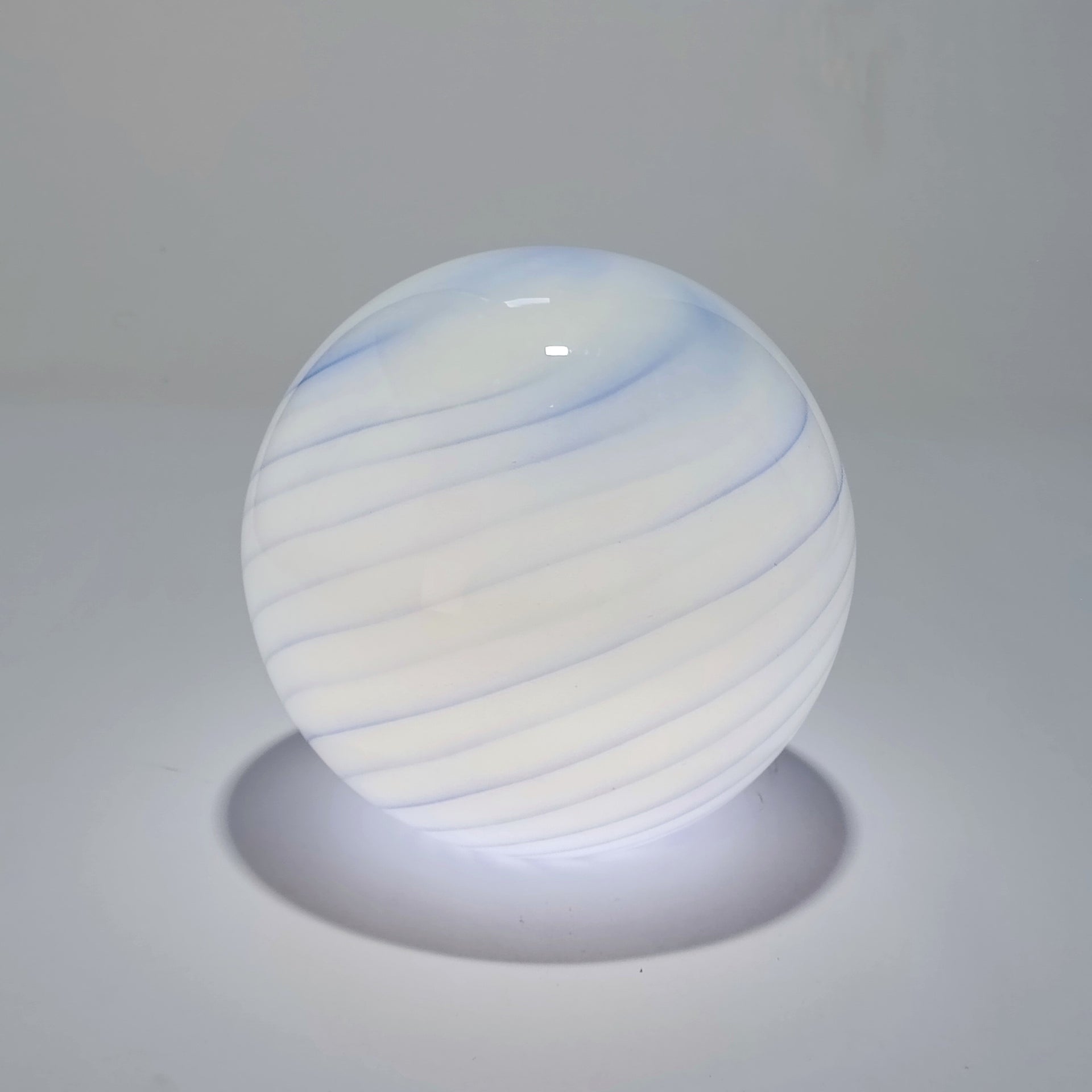 Lámpara de mesa inalámbrica de cristal opalino con espiral azul — Ø 25 cm