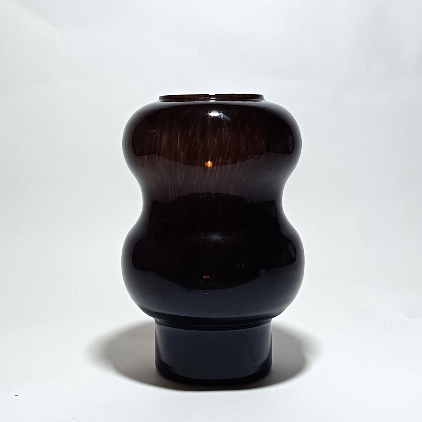 Vidrio perforado para suspensión de techo en cristal rojo ondulado.