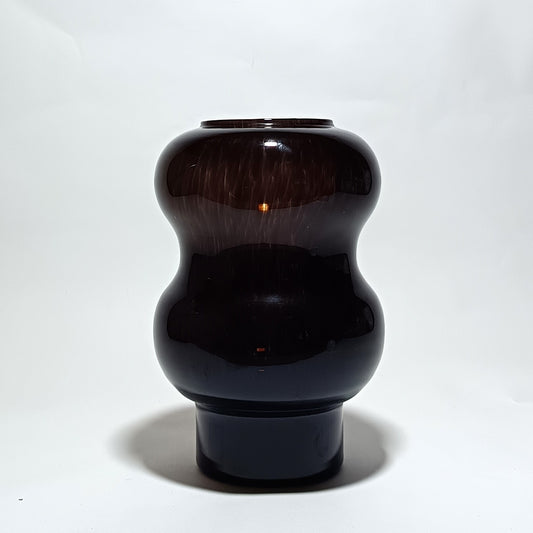 Vidrio perforado para suspensión de techo en cristal rojo ondulado.