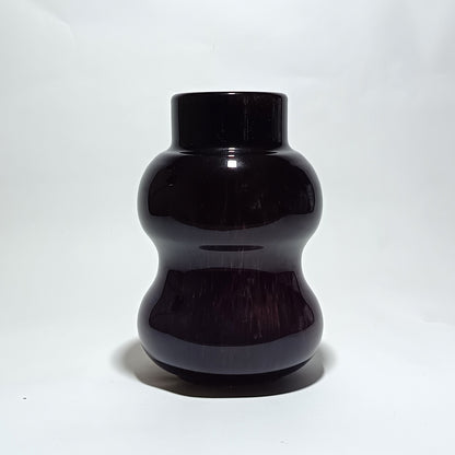 Vidrio perforado para suspensión de techo en cristal rojo ondulado.