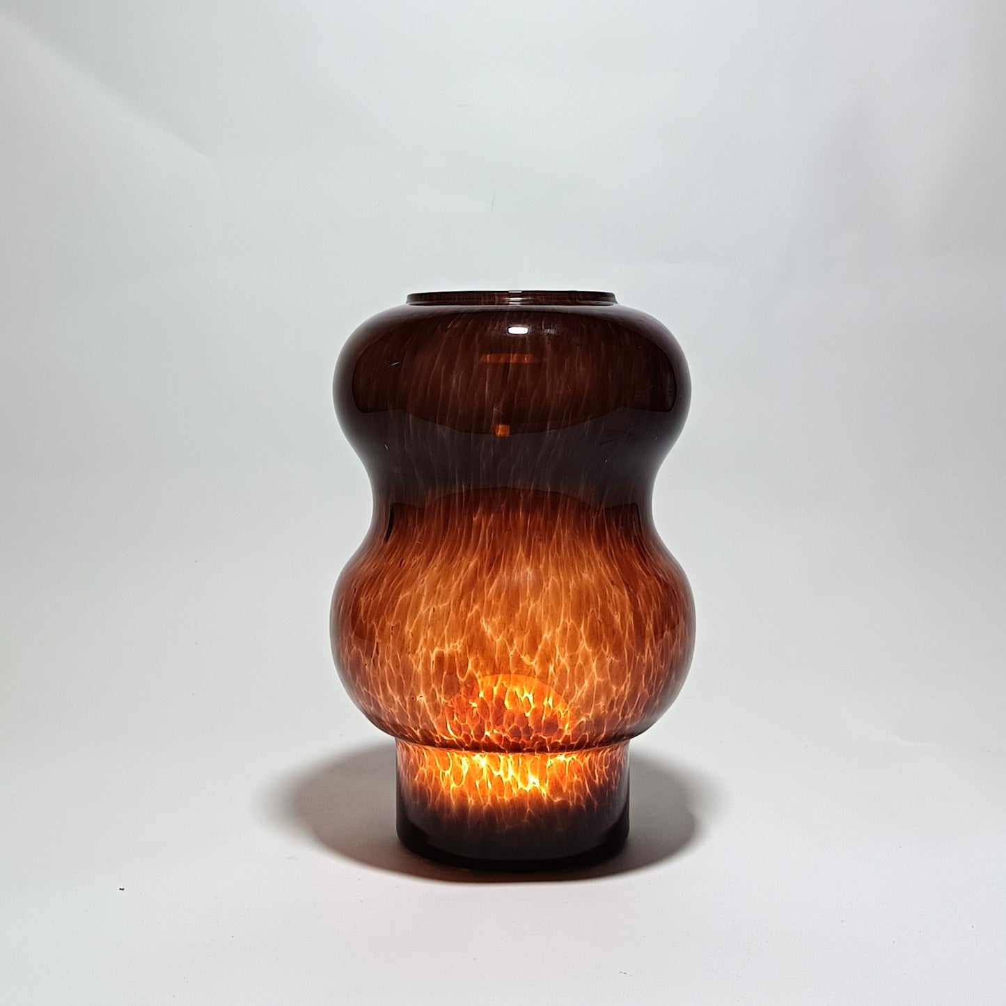 Vidrio perforado para suspensión de techo en cristal rojo ondulado.