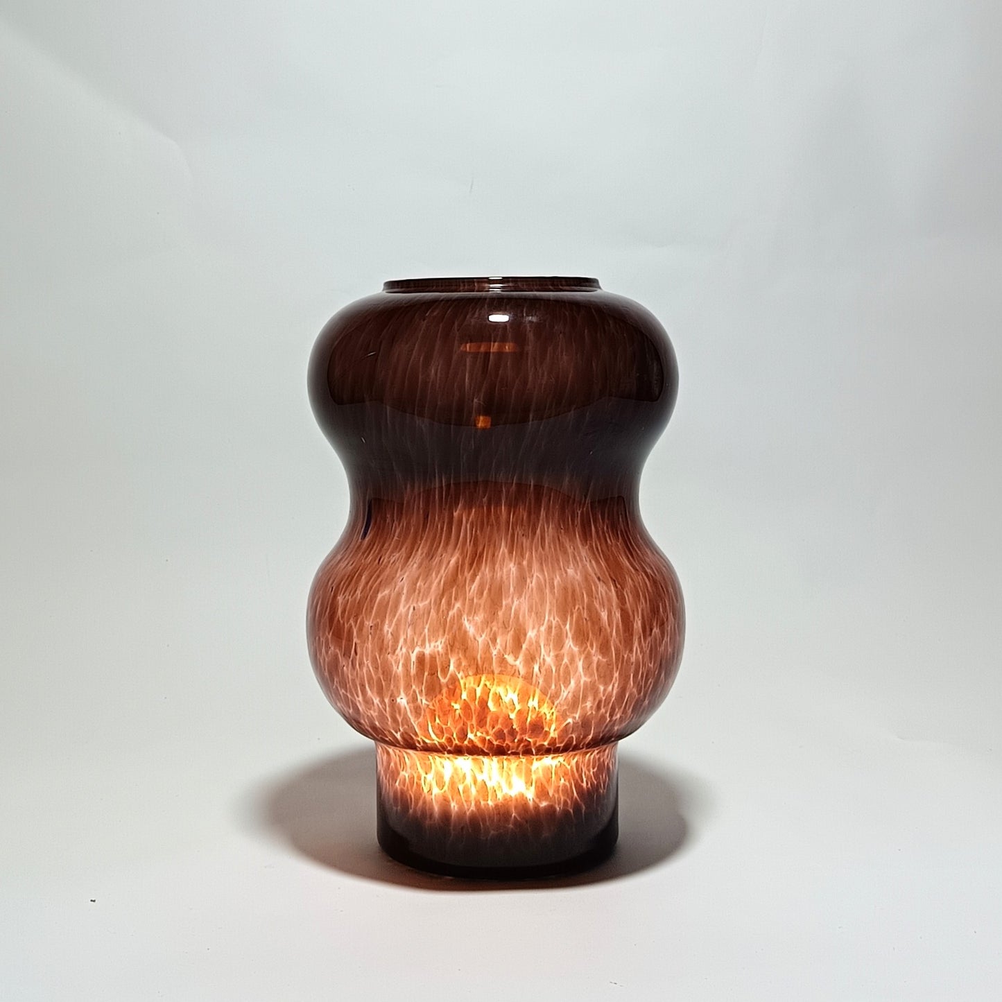 Vidrio perforado para suspensión de techo en cristal rojo ondulado.