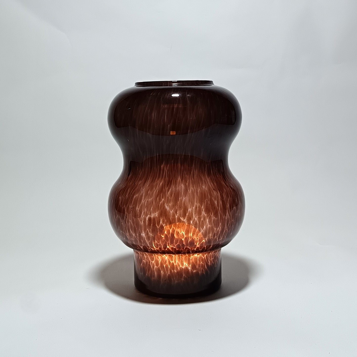 Vidrio perforado para suspensión de techo en cristal rojo ondulado.