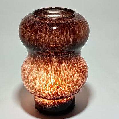 Vidrio perforado para suspensión de techo en cristal rojo ondulado.