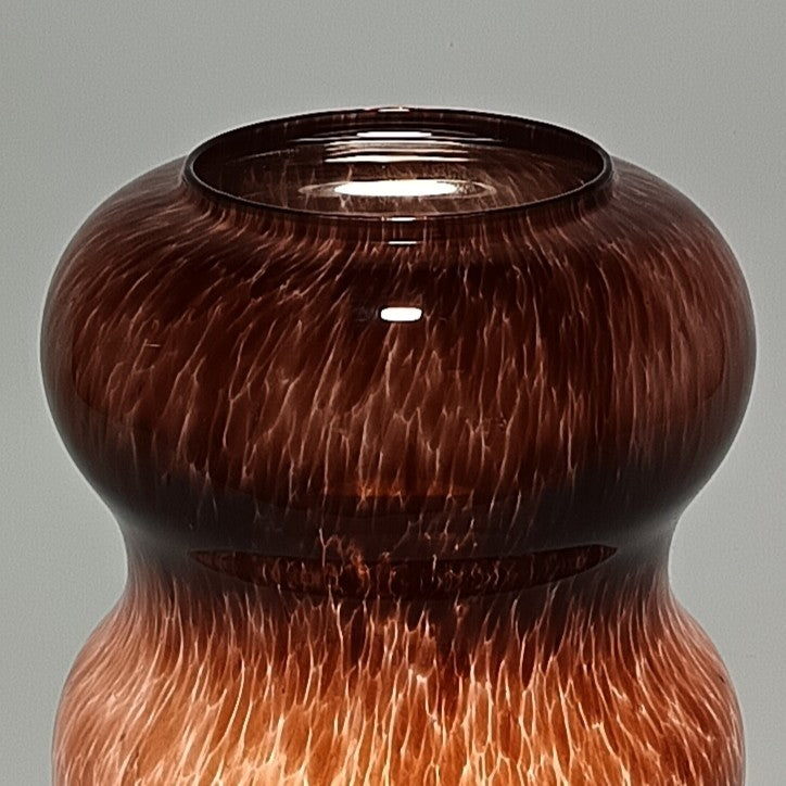 Vidrio perforado para suspensión de techo en cristal rojo ondulado.