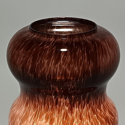 Vidrio perforado para suspensión de techo en cristal rojo ondulado.