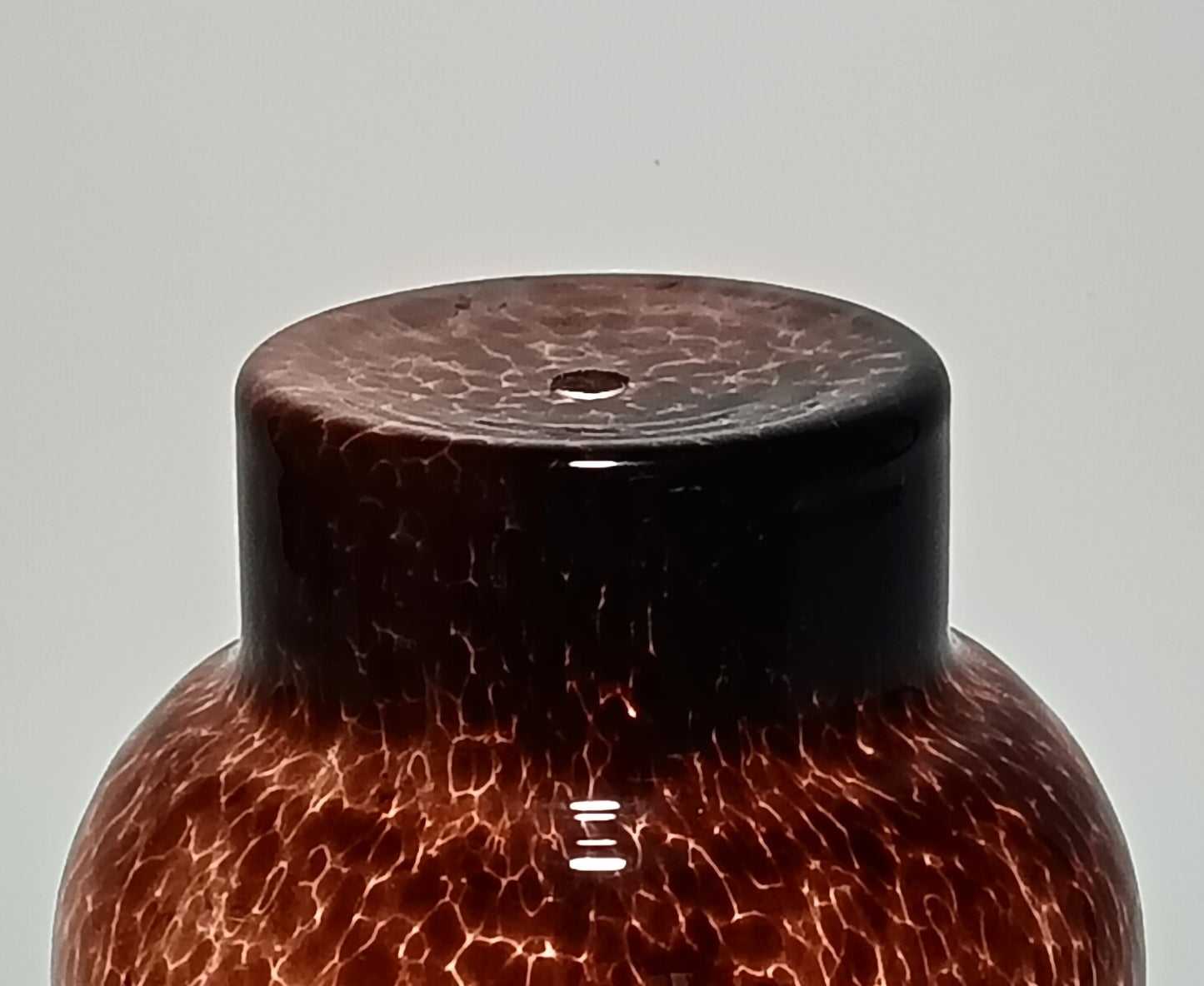 Vidrio perforado para suspensión de techo en cristal rojo ondulado.