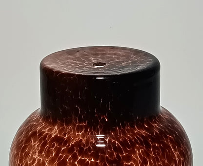 Vidrio perforado para suspensión de techo en cristal rojo ondulado.