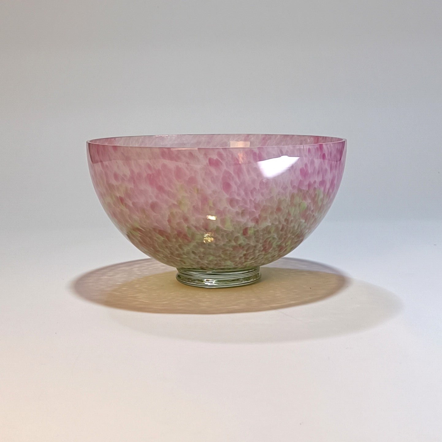 Taça em vidro soprado rosa com padrão orgânico e base transparente