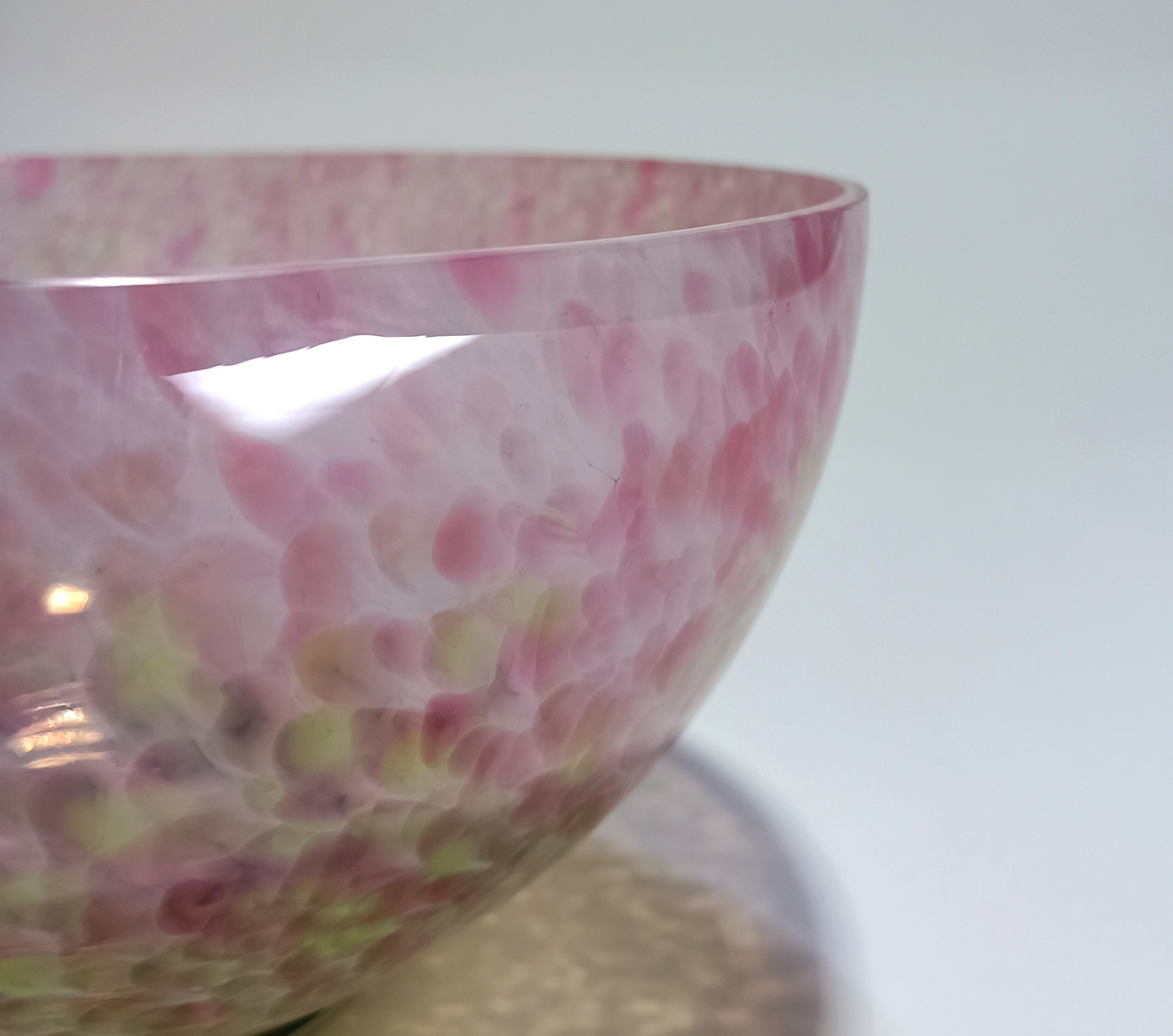 Taça grande em vidro artístico com transparência e mistura de cores