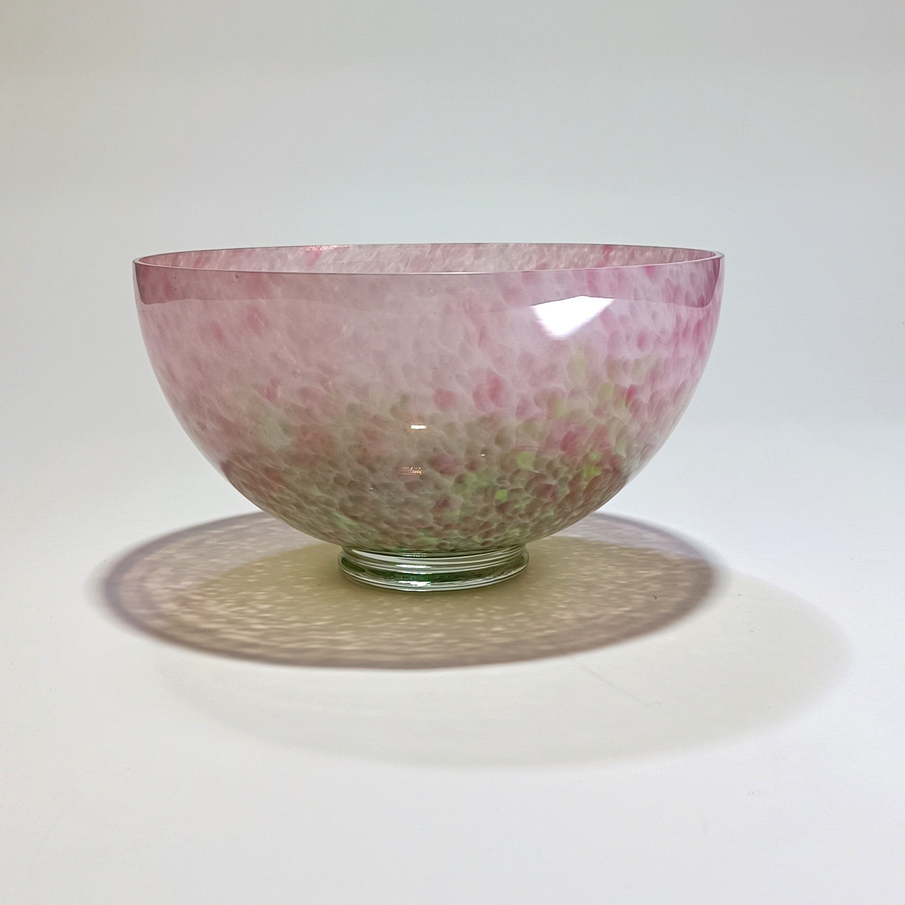 Decorative glass bowl with organic pattern and light reflection effect