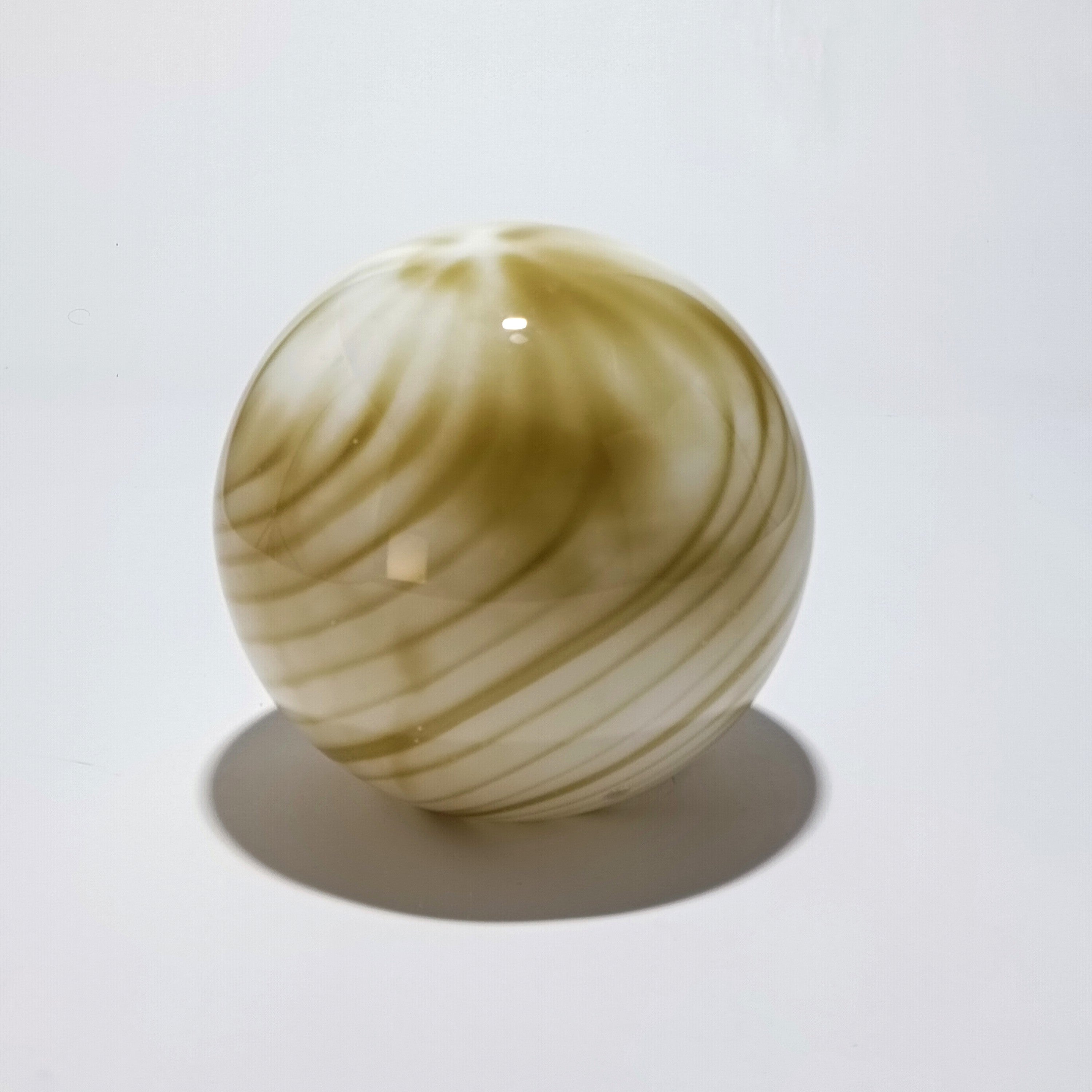 Candeeiro de Mesa Sem Fios em Vidro Opalino com Espiral Verde Oliva  — Ø 25 cm