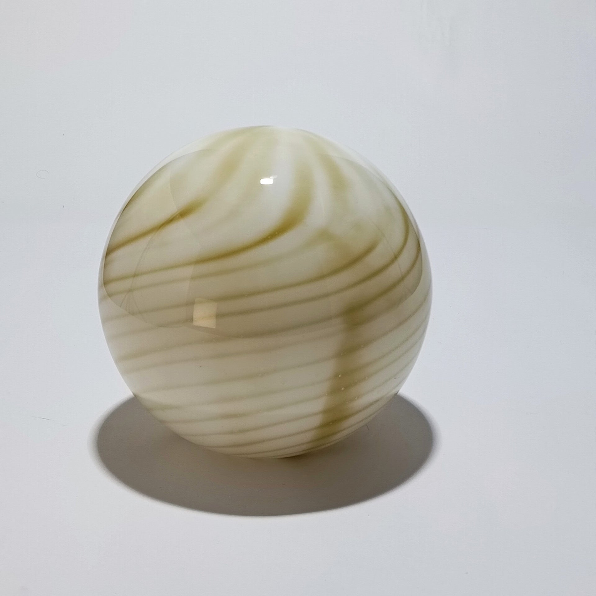 Lampe de table sans fil en verre opalin avec spirale vert olive — Ø 25 cm