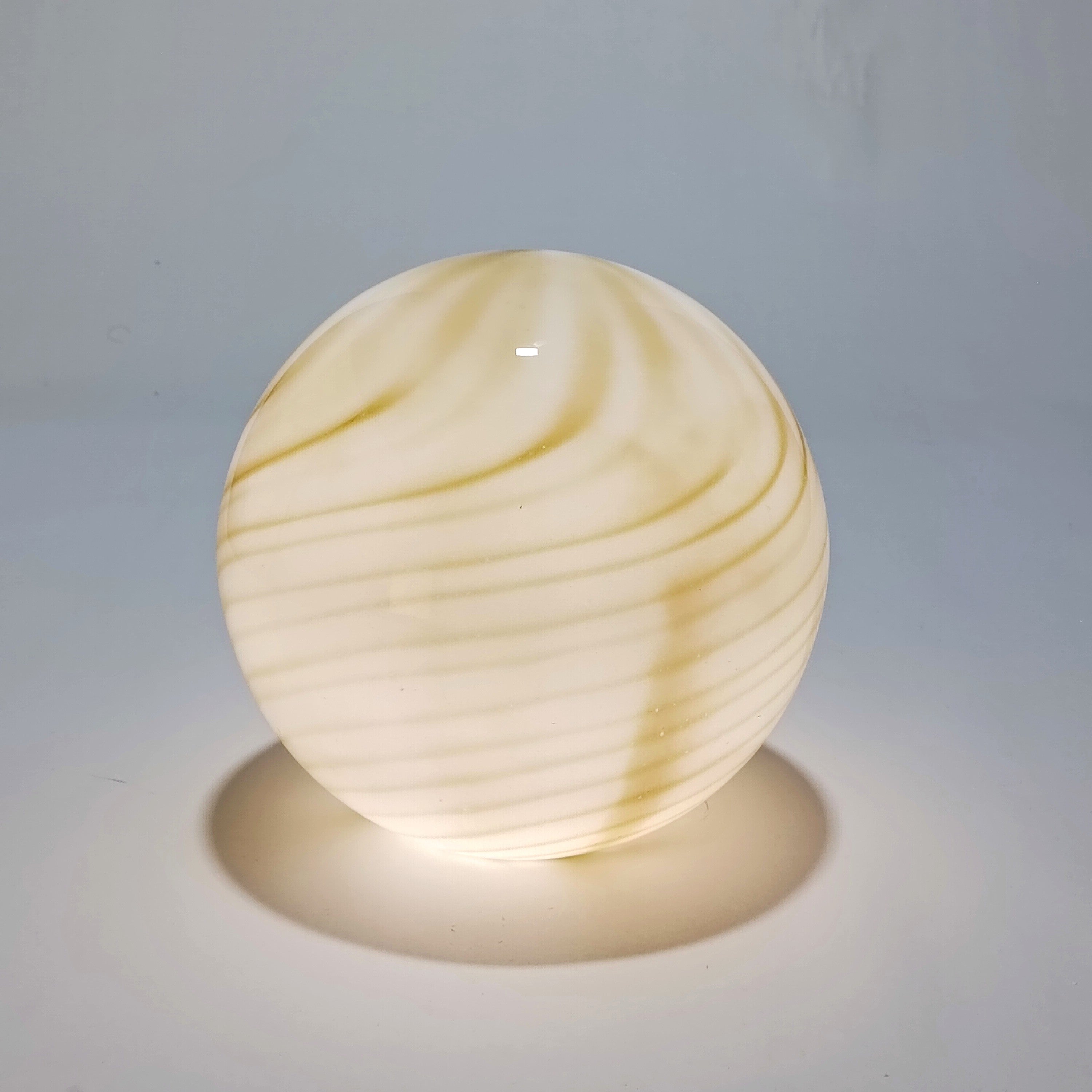 Candeeiro de Mesa Sem Fios em Vidro Opalino com Espiral Verde Oliva  — Ø 25 cm