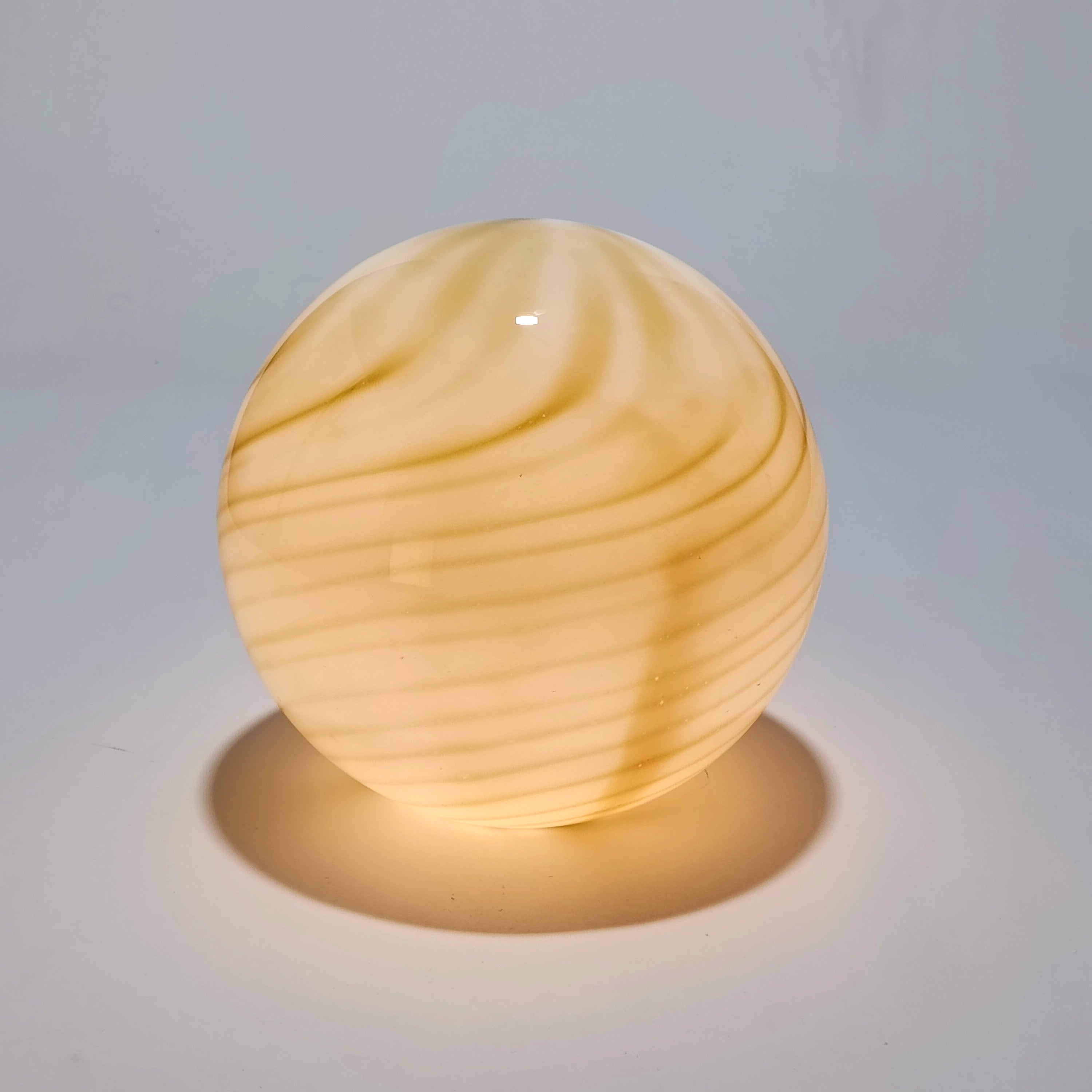 Candeeiro de Mesa Sem Fios em Vidro Opalino com Espiral Verde Oliva  — Ø 25 cm