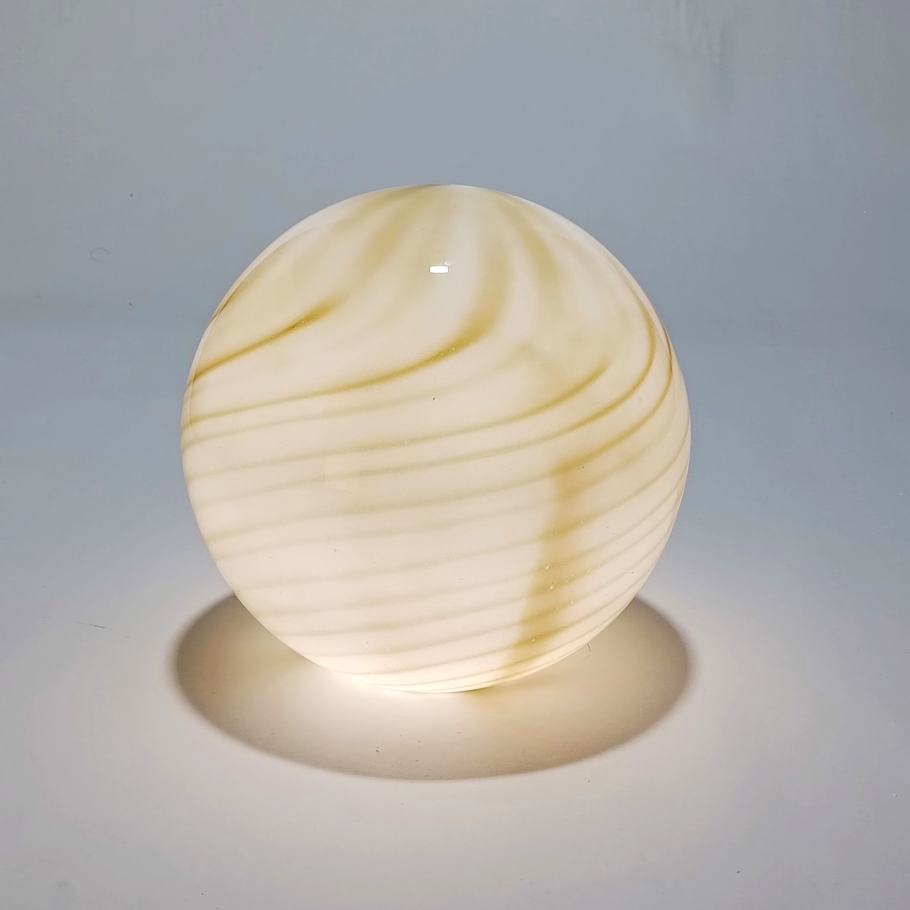 Candeeiro de Mesa Sem Fios em Vidro Opalino com Espiral Verde Oliva  — Ø 25 cm