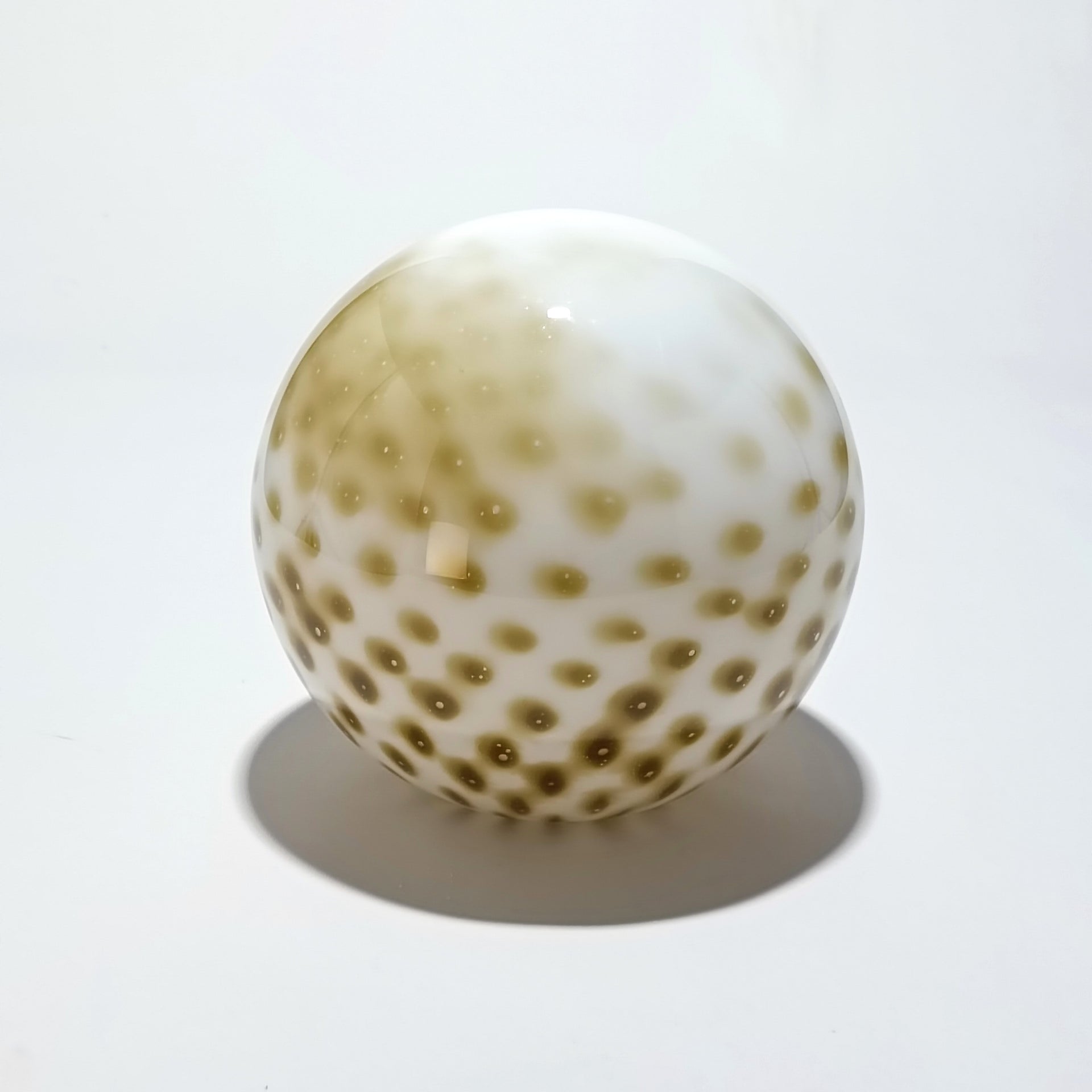 Lámpara de mesa inalámbrica de cristal opalino con lunares verde oliva — Ø 25 cm