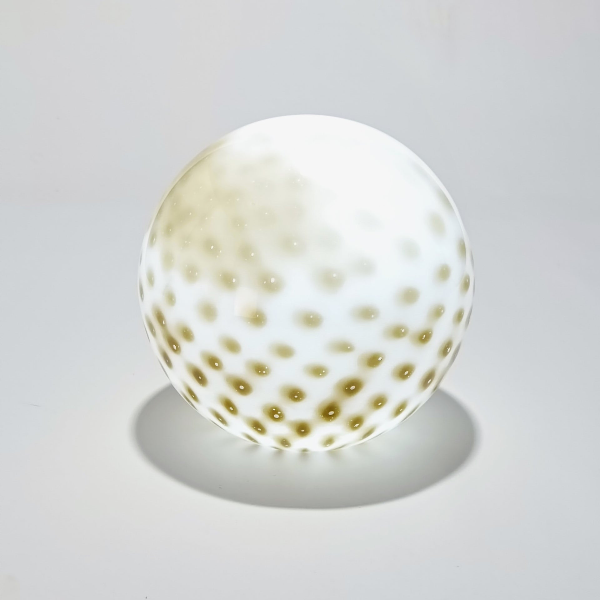 Lámpara de mesa inalámbrica de cristal opalino con lunares verde oliva — Ø 25 cm