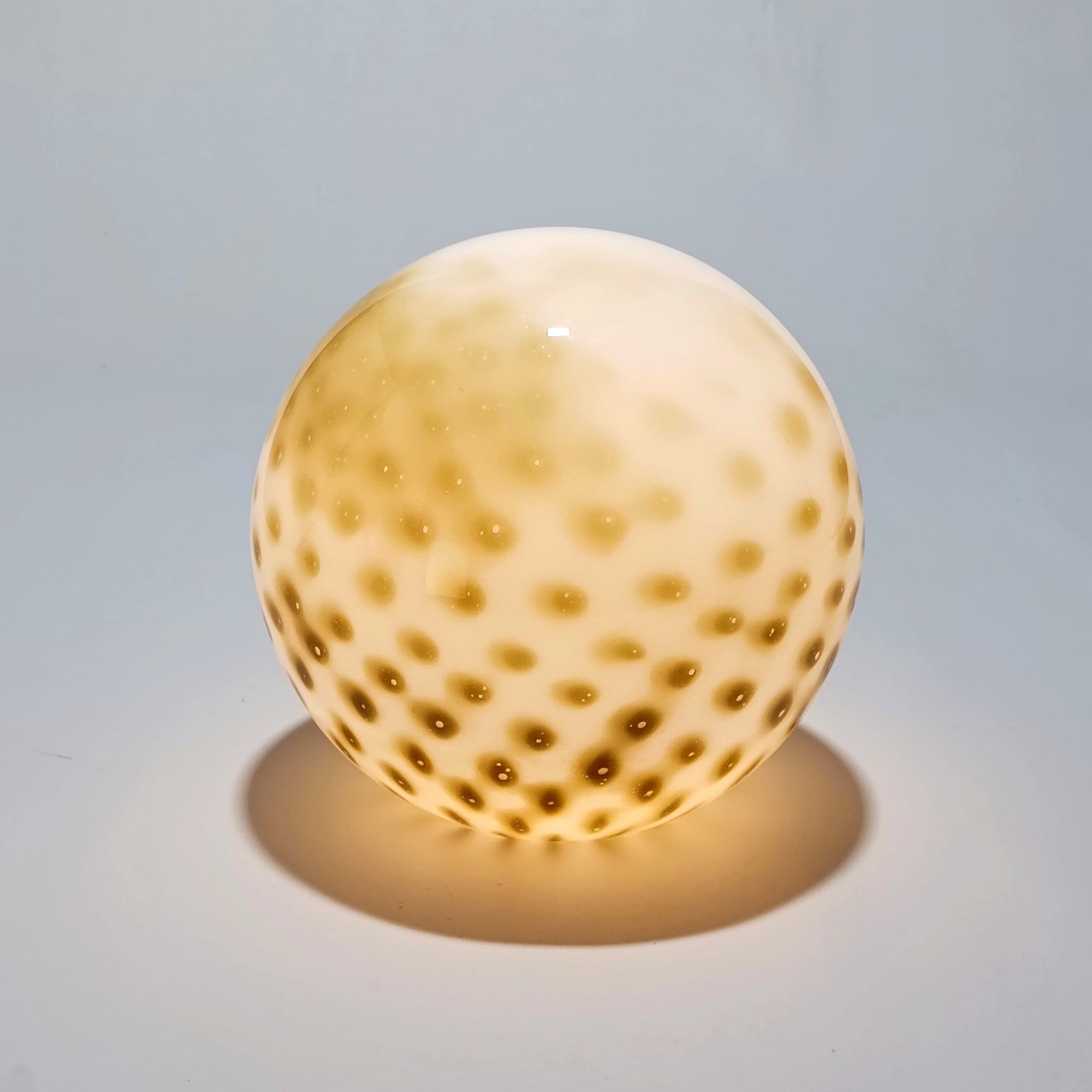 Lámpara de mesa inalámbrica de cristal opalino con lunares verde oliva — Ø 25 cm