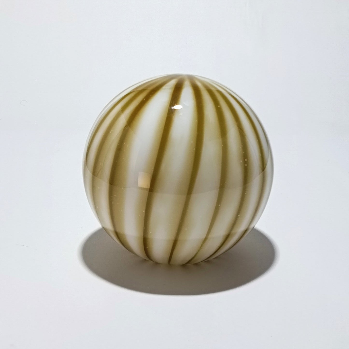 Lámpara de mesa inalámbrica de cristal opalino verde oliva con diseño acanalado — Ø 25 cm