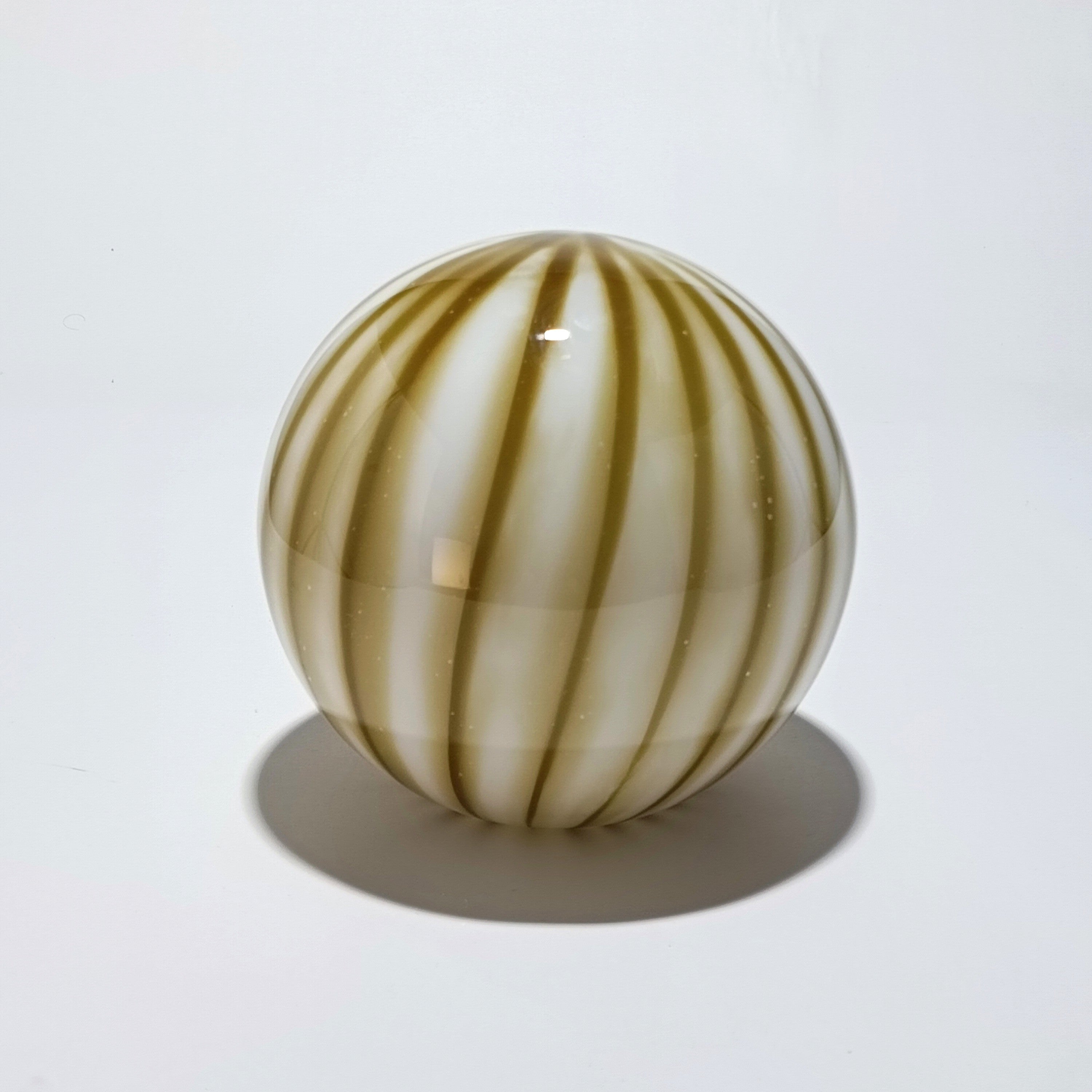 Candeeiro de Mesa Sem Fios em Vidro Opalino Verde-Oliva Raiado — Ø 25 cm