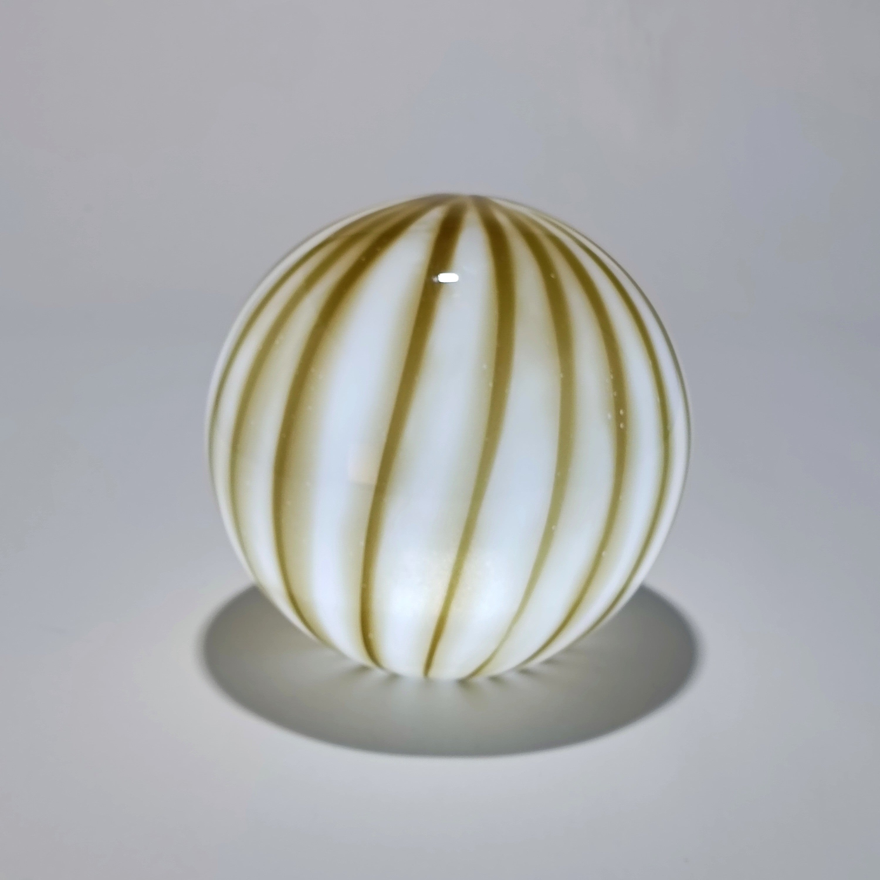 Candeeiro de Mesa Sem Fios em Vidro Opalino Verde-Oliva Raiado — Ø 25 cm