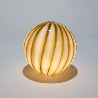 Lámpara de mesa inalámbrica de cristal opalino verde oliva con diseño acanalado — Ø 25 cm