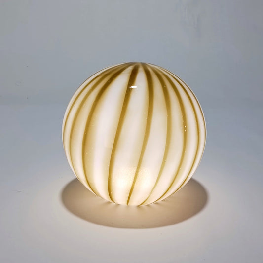 Lámpara de mesa inalámbrica de cristal opalino verde oliva con diseño acanalado — Ø 25 cm